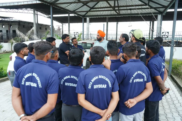 Ekta trainees at the Onkar Dairy Farm shed.