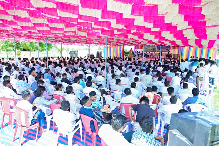 Farmers at an Ekta animal husbandry seminar in Diyodar